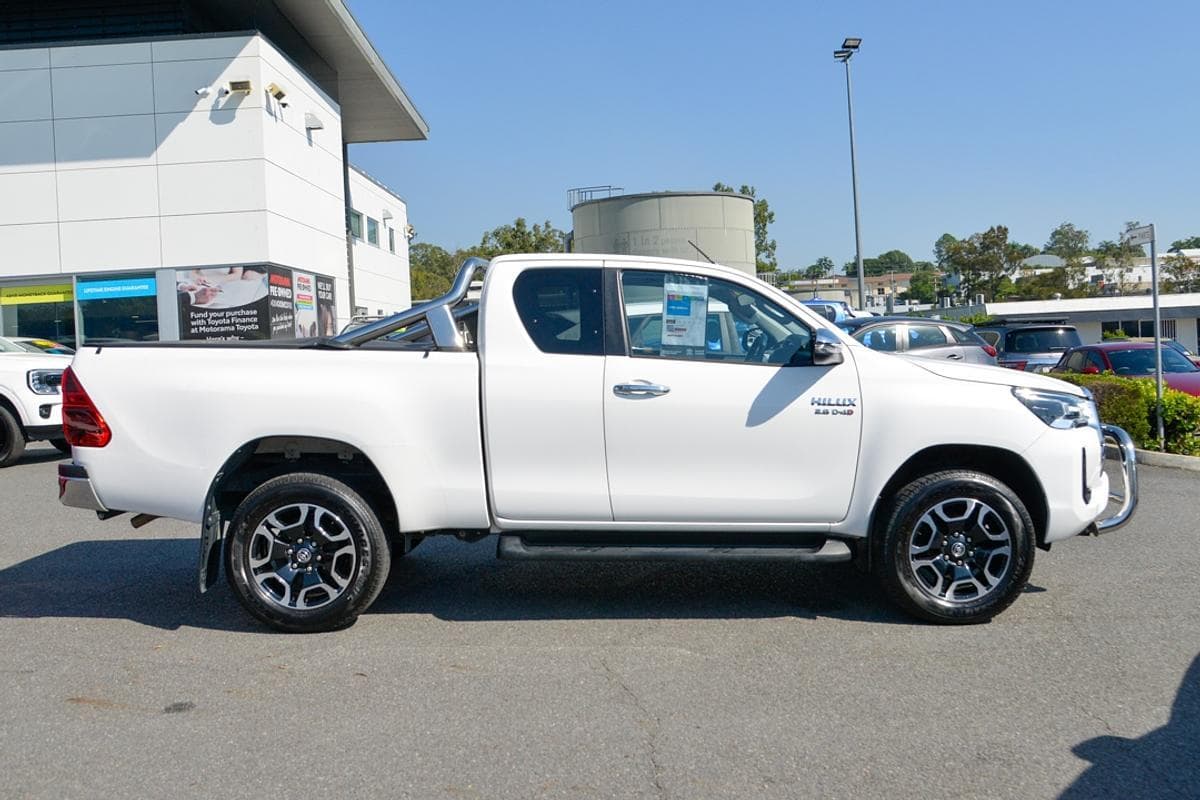 2021 Toyota Hilux SR5 in White