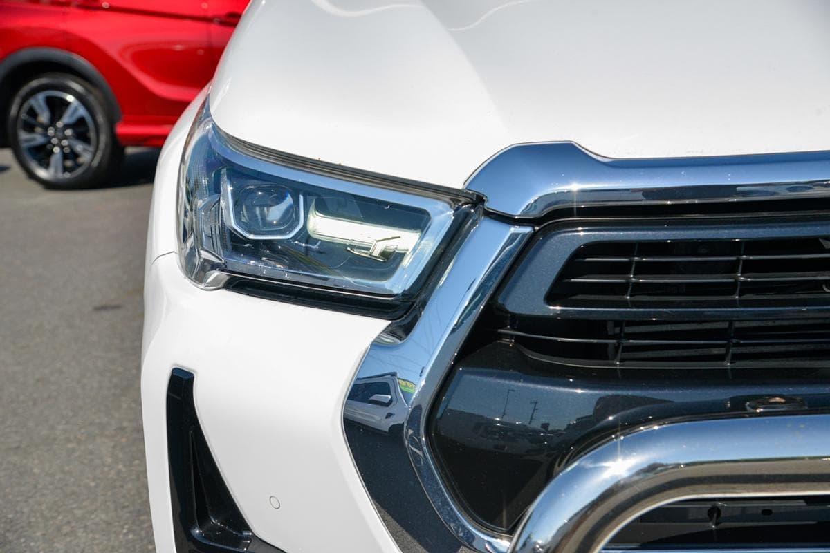 2021 Toyota Hilux SR5 in White