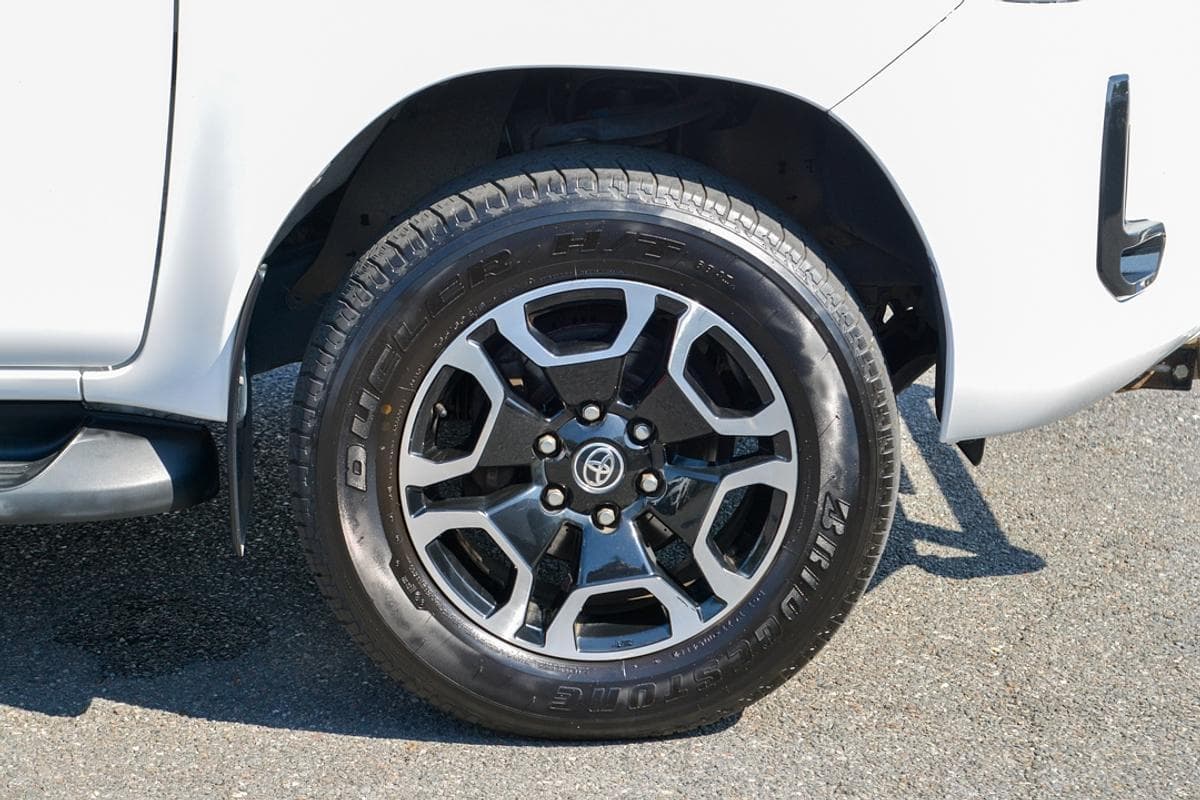 2021 Toyota Hilux SR5 in White
