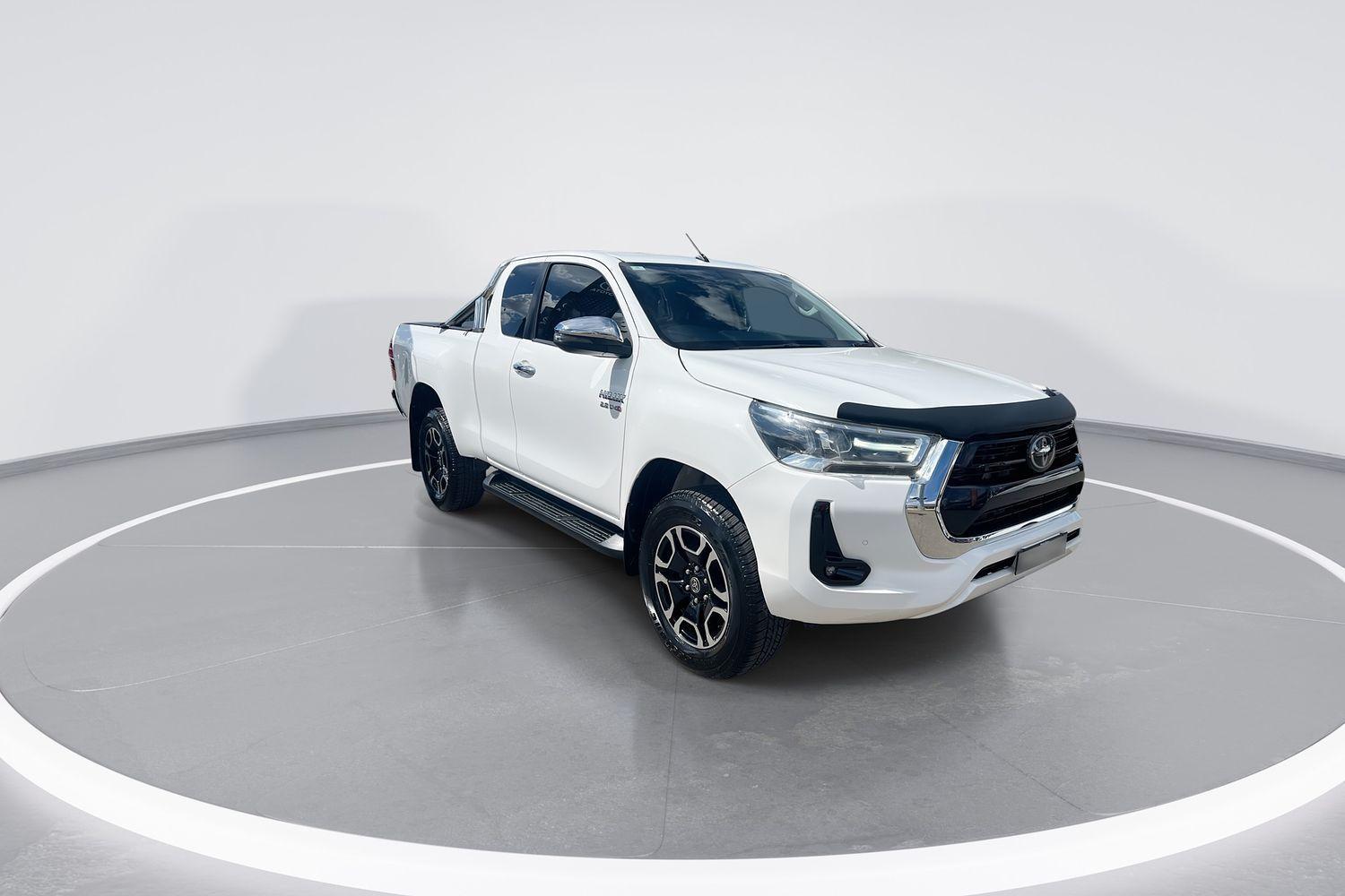 2021 Toyota Hilux SR5 in White