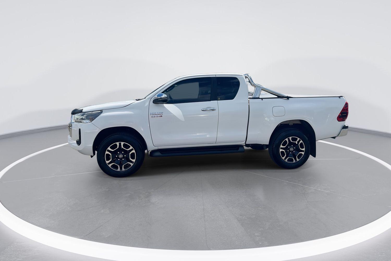 2021 Toyota Hilux SR5 in White