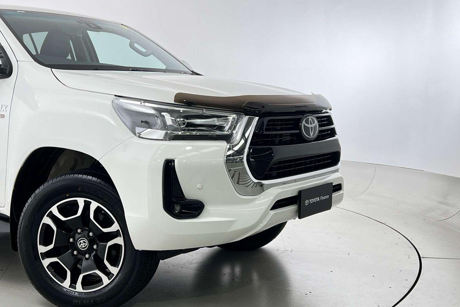 2021 Toyota Hilux SR5 in White