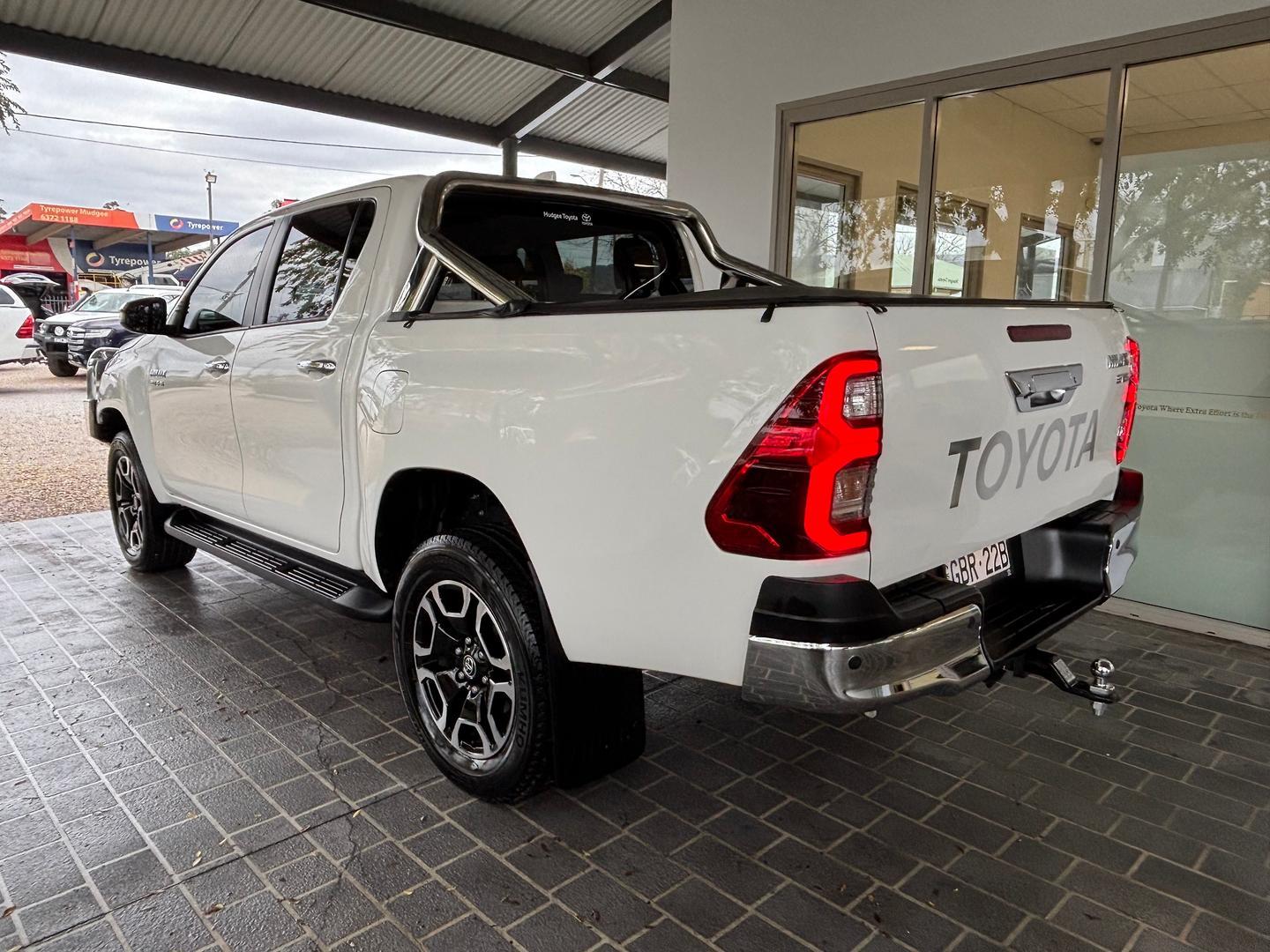 2023 Toyota Hilux SR5 in White