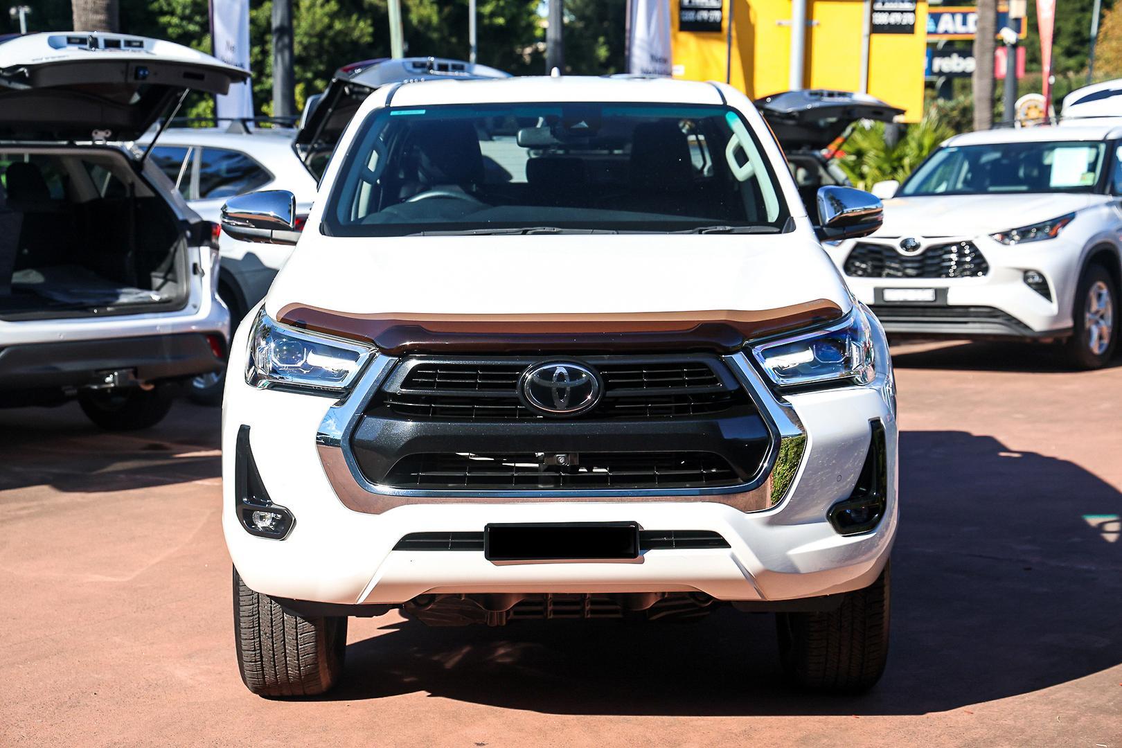 2023 Toyota Hilux SR5 in White
