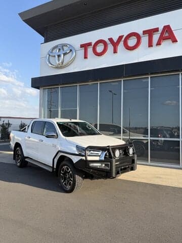 2021 Toyota Hilux SR5 in White