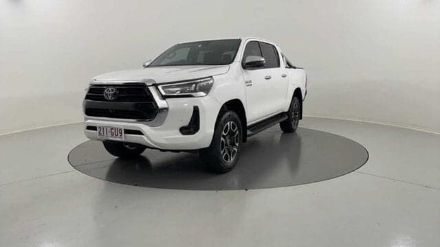 2023 Toyota Hilux SR5 in White