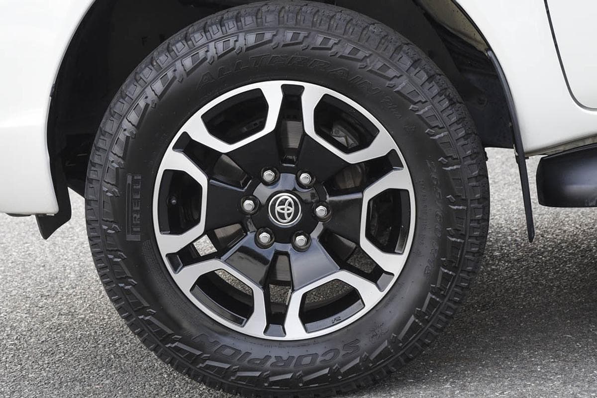 2021 Toyota Hilux SR5 in White