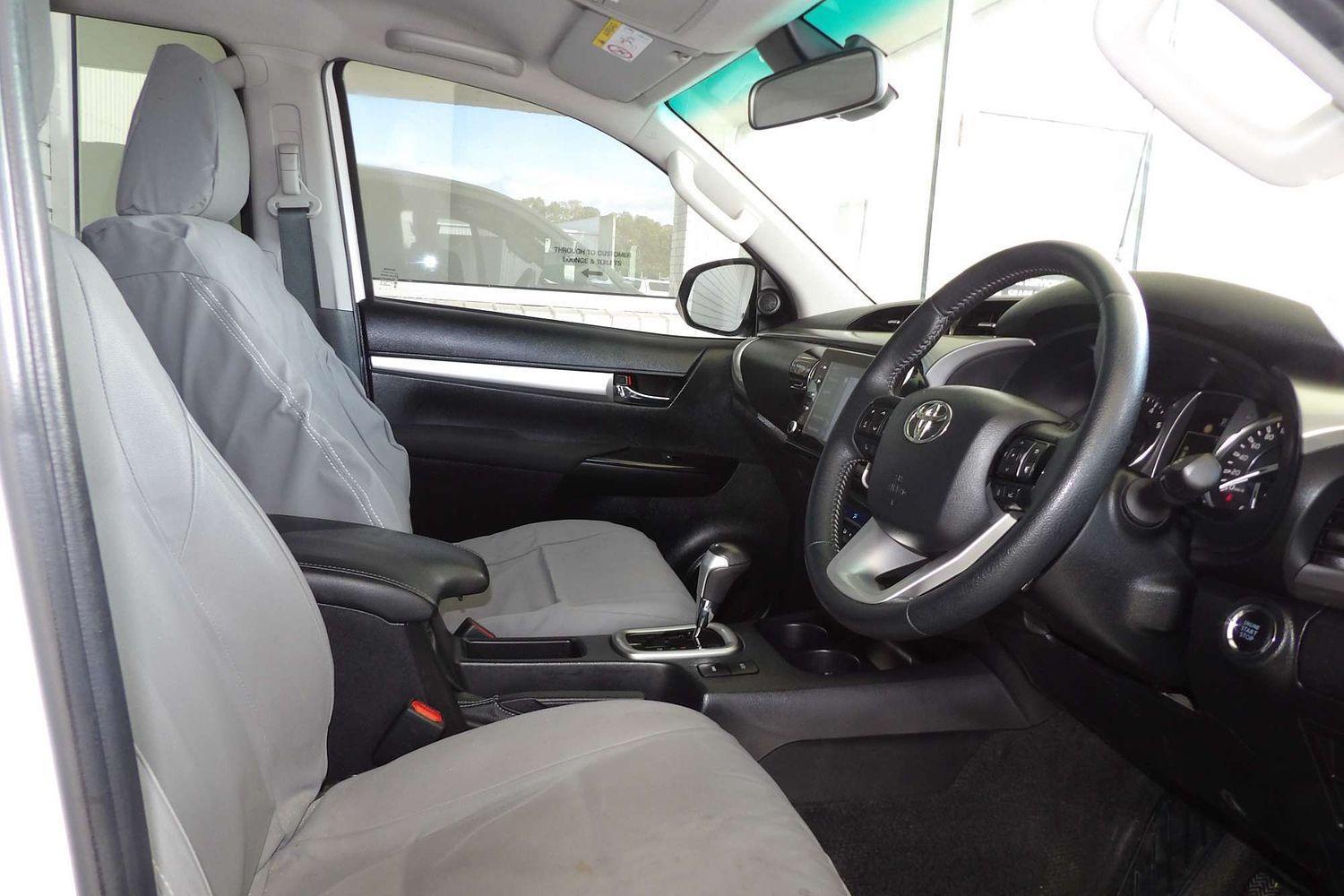 2021 Toyota Hilux SR5 in White