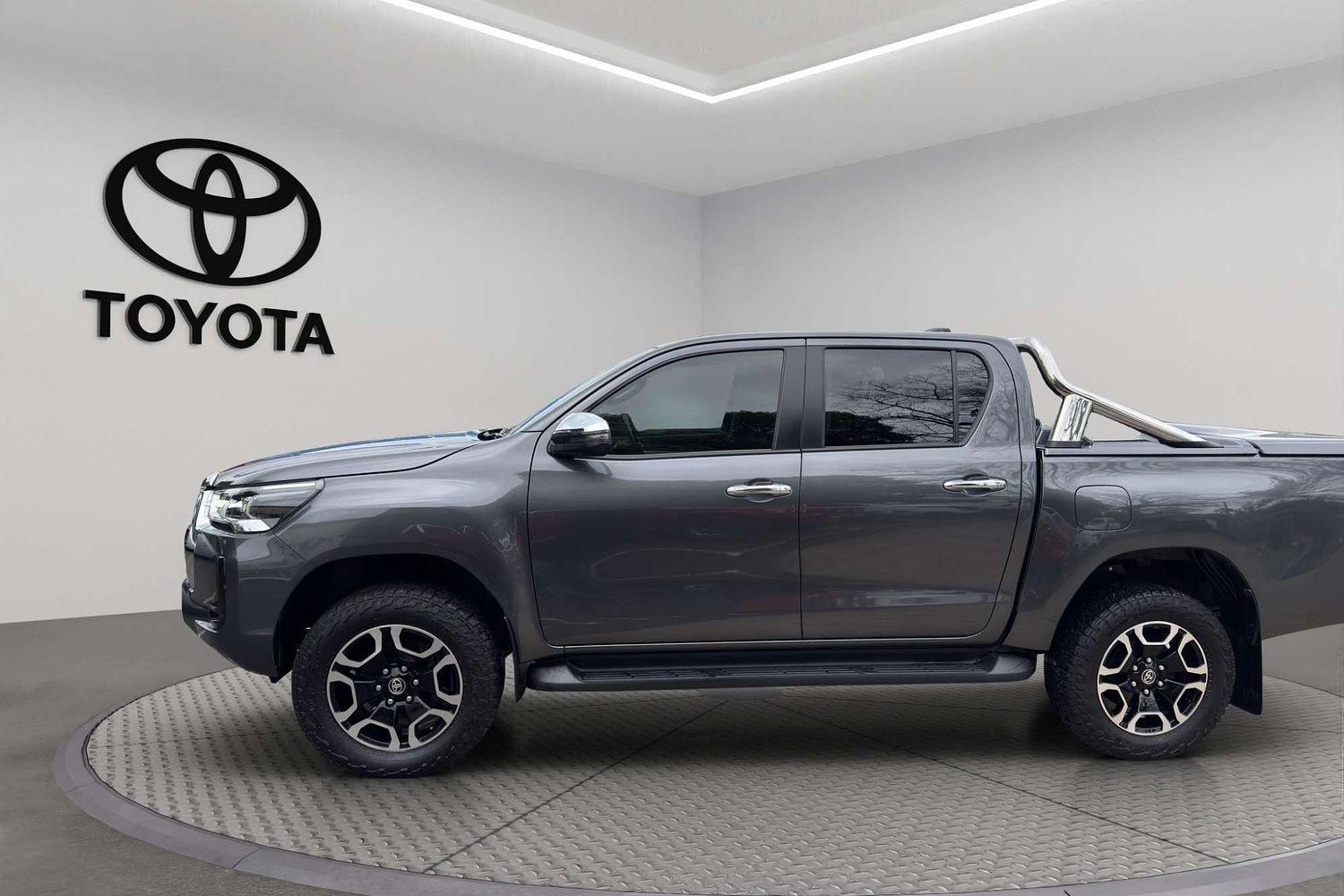 2023 Toyota Hilux SR5 in Silver