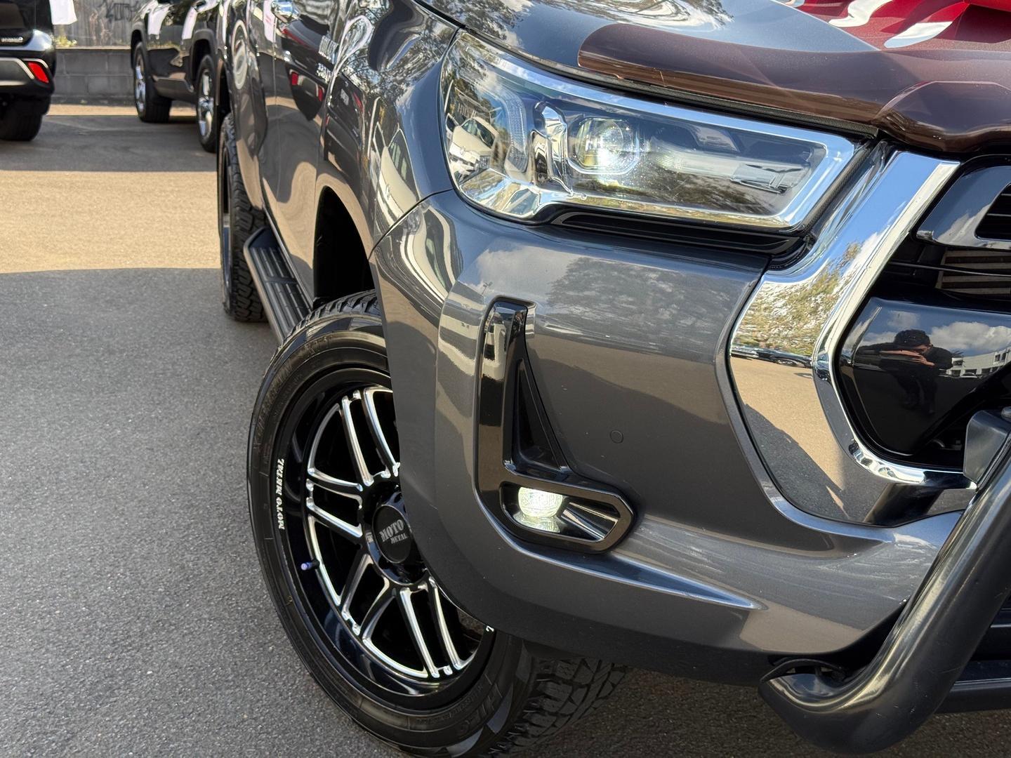 2021 Toyota Hilux SR5 in Silver