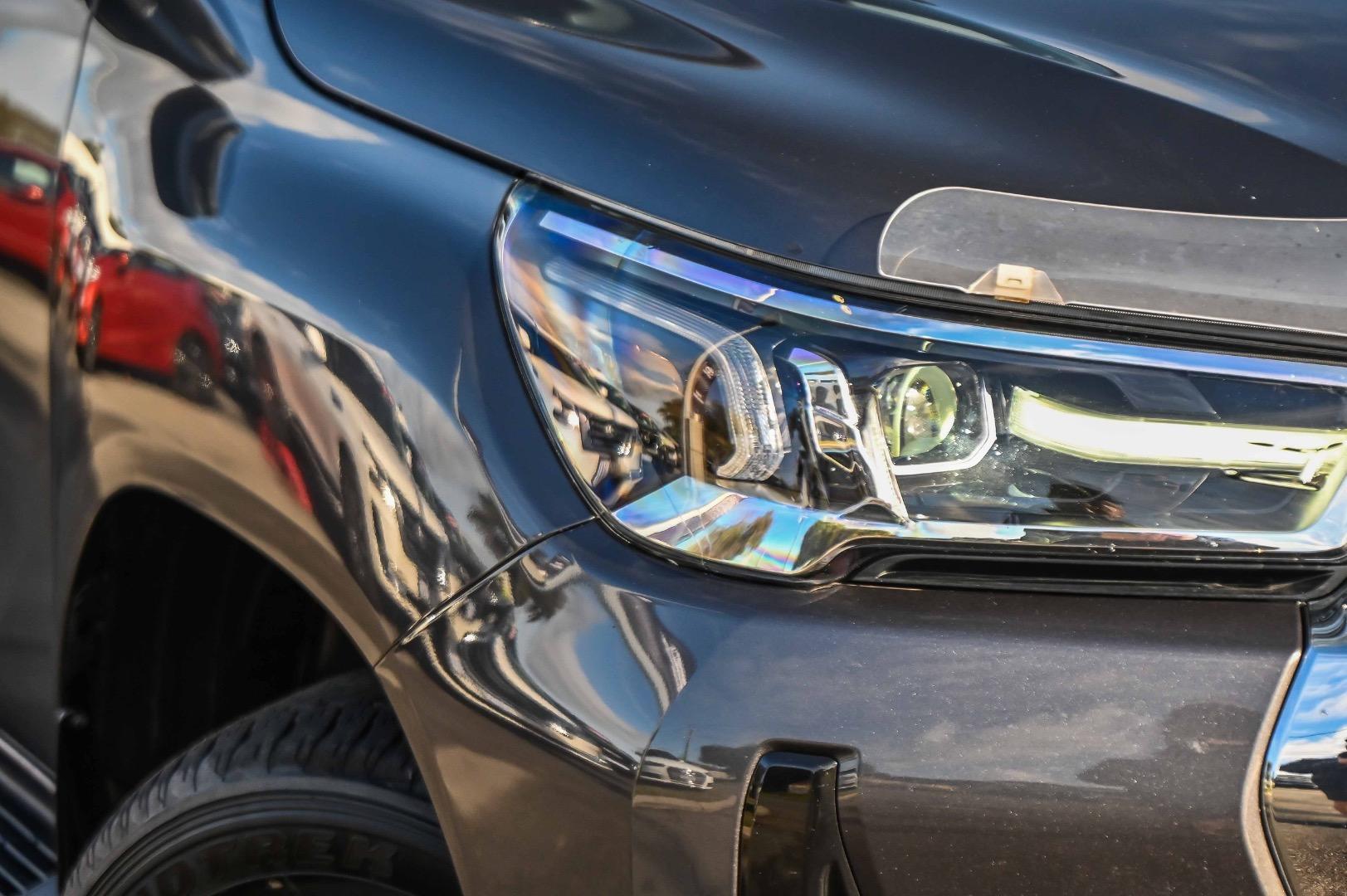 2021 Toyota Hilux SR5 in Silver