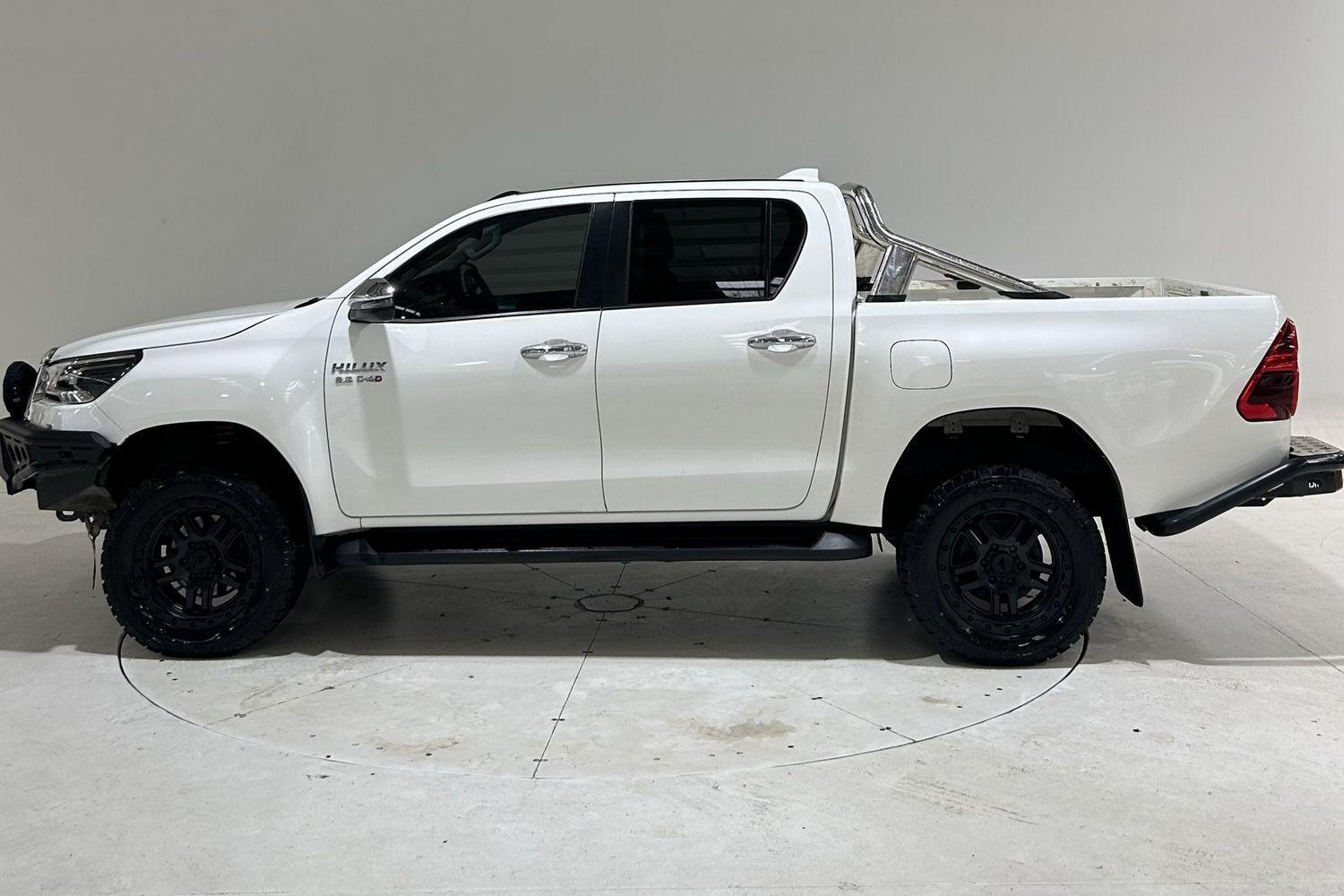 2022 Toyota Hilux SR5 in White