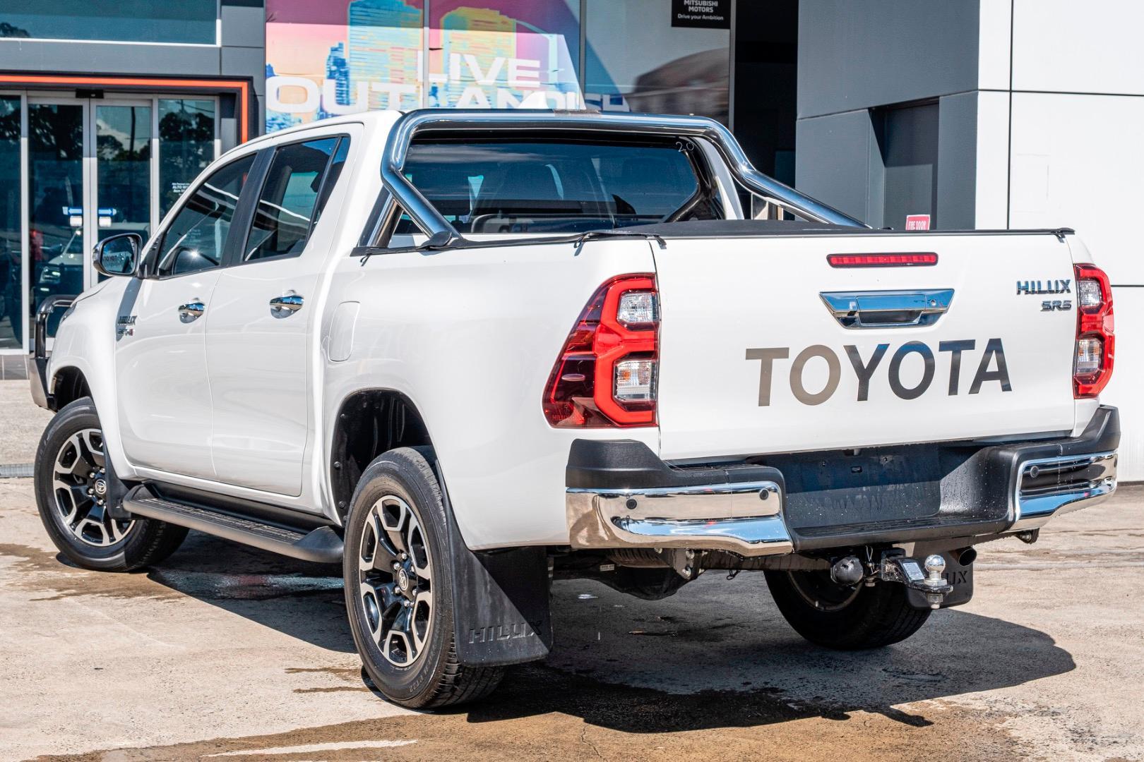 2023 Toyota Hilux SR5 in White