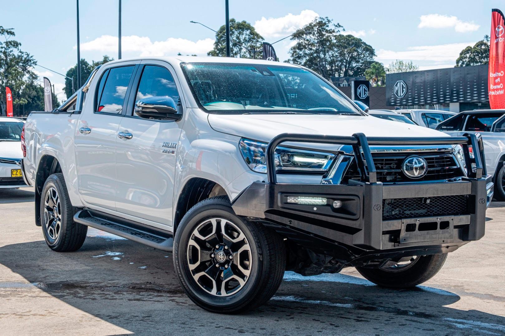 2023 Toyota Hilux SR5 in White