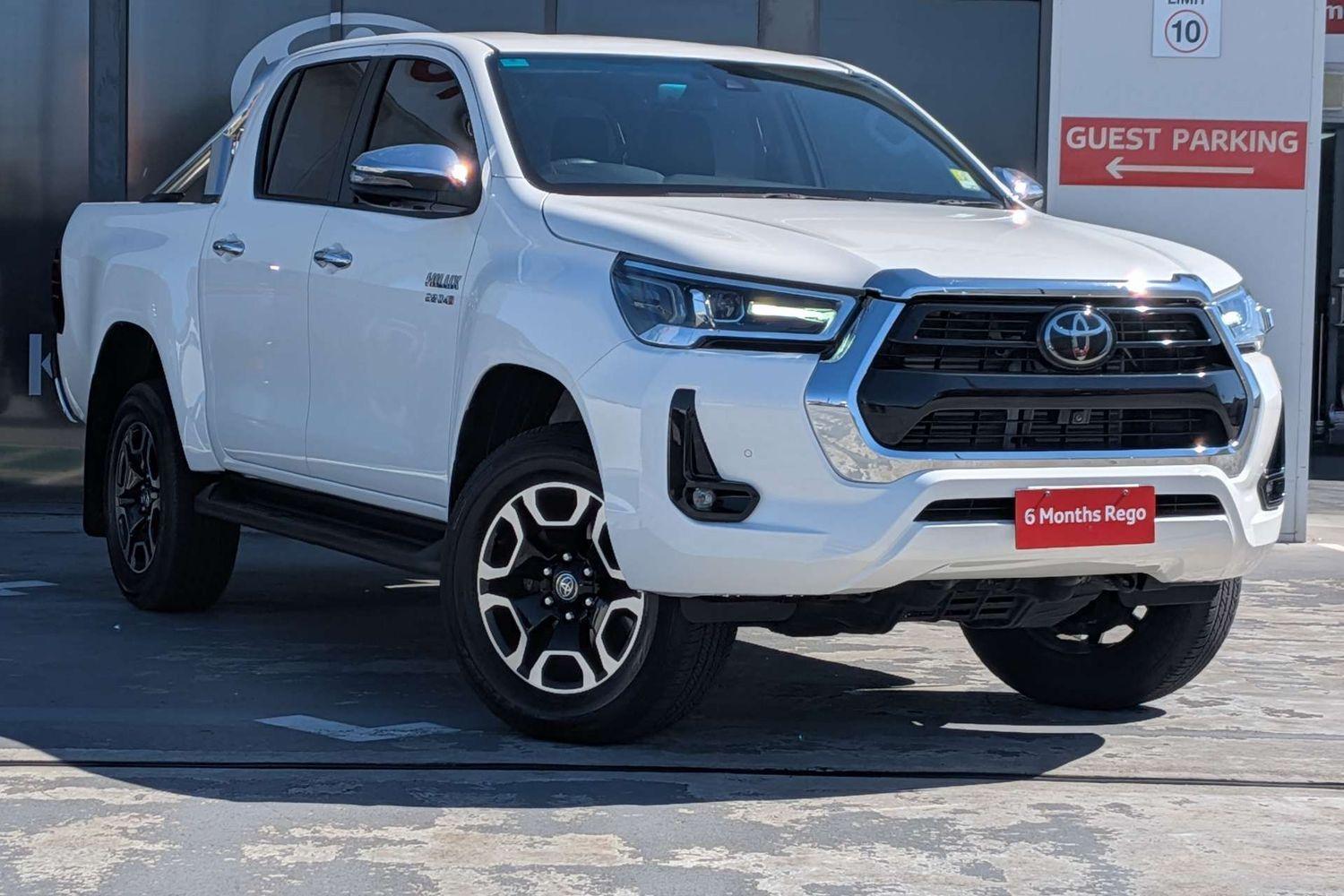 2023 Toyota Hilux SR5 in White