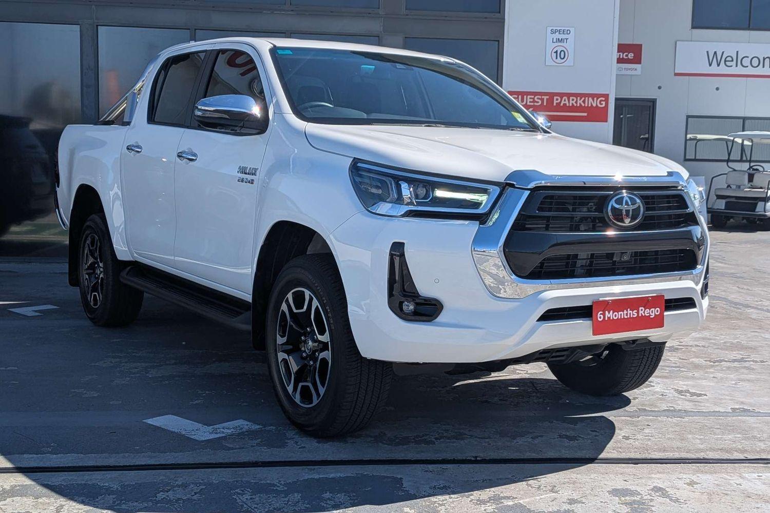 2023 Toyota Hilux SR5 in White