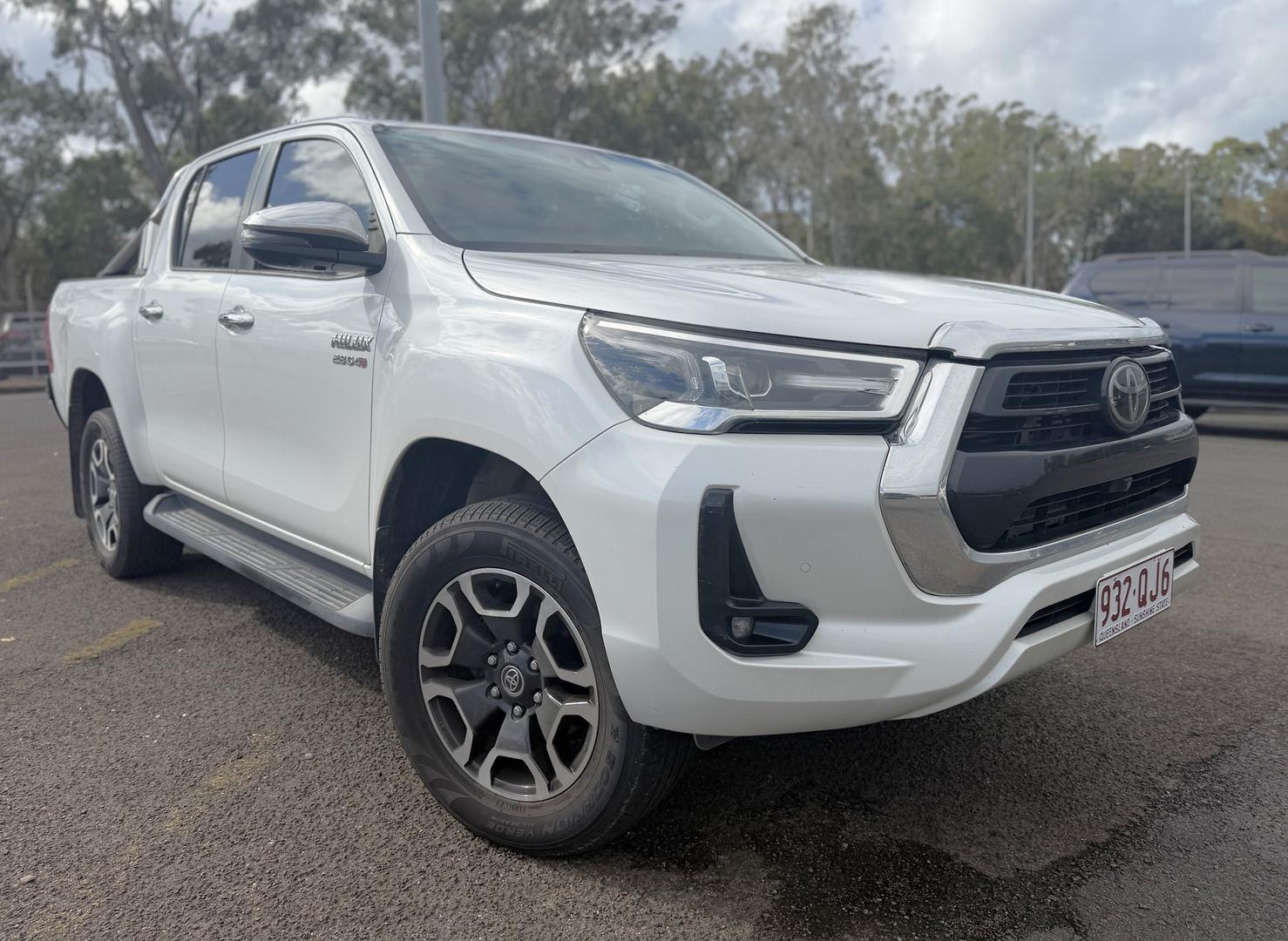 2023 Toyota Hilux SR5 in White