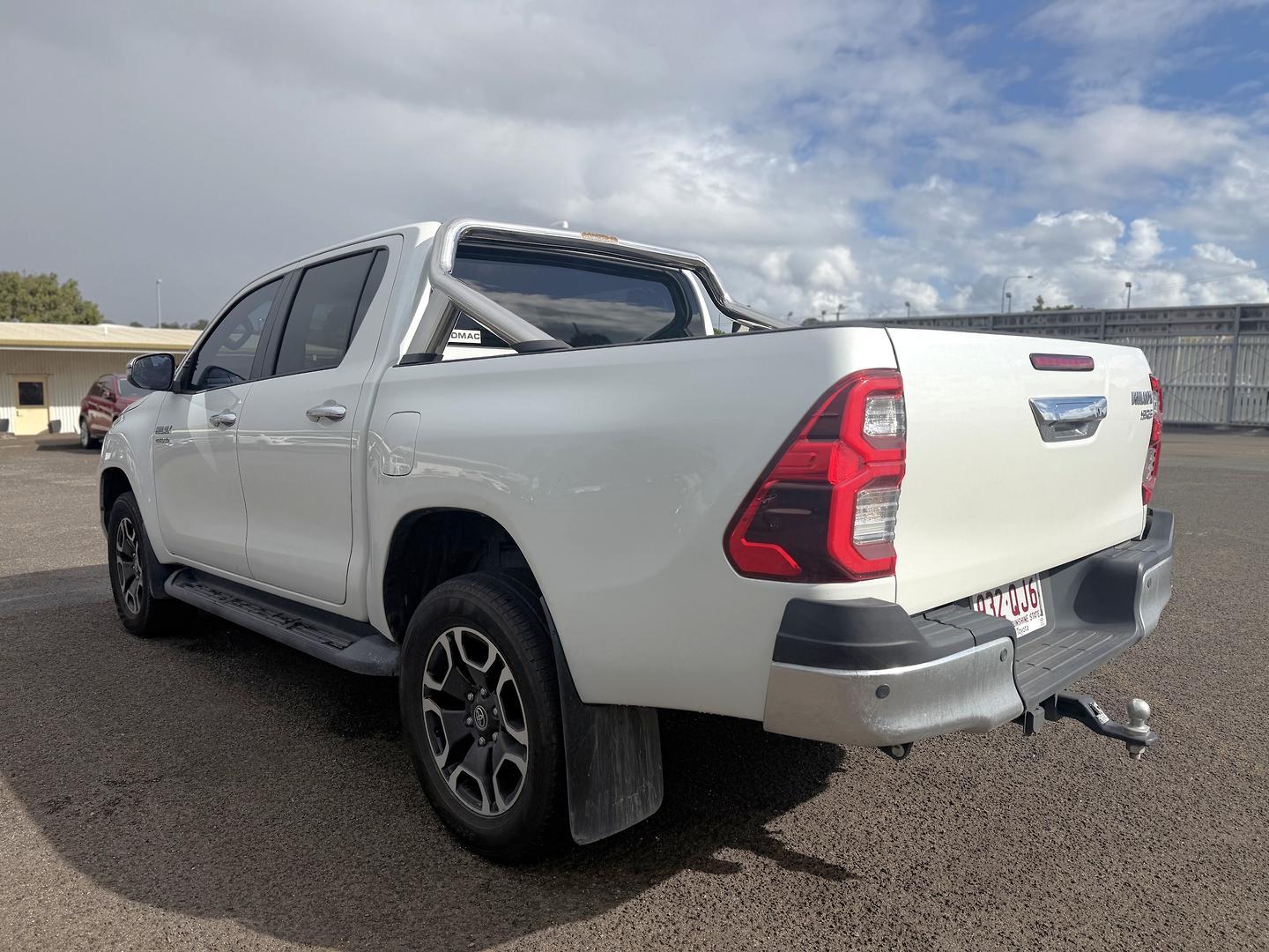2023 Toyota Hilux SR5 in White