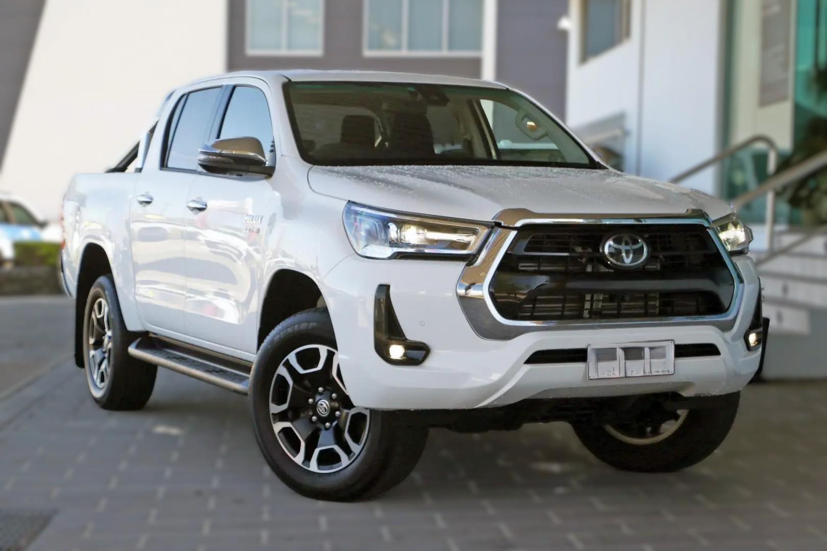 2023 Toyota Hilux SR5 in White