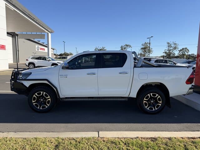 2021 Toyota Hilux SR5 in White