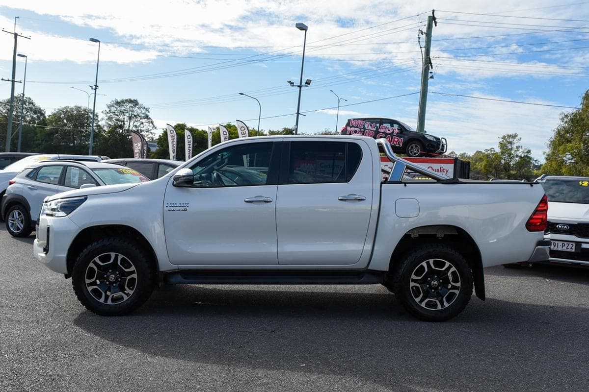 2022 Toyota Hilux SR5 in White