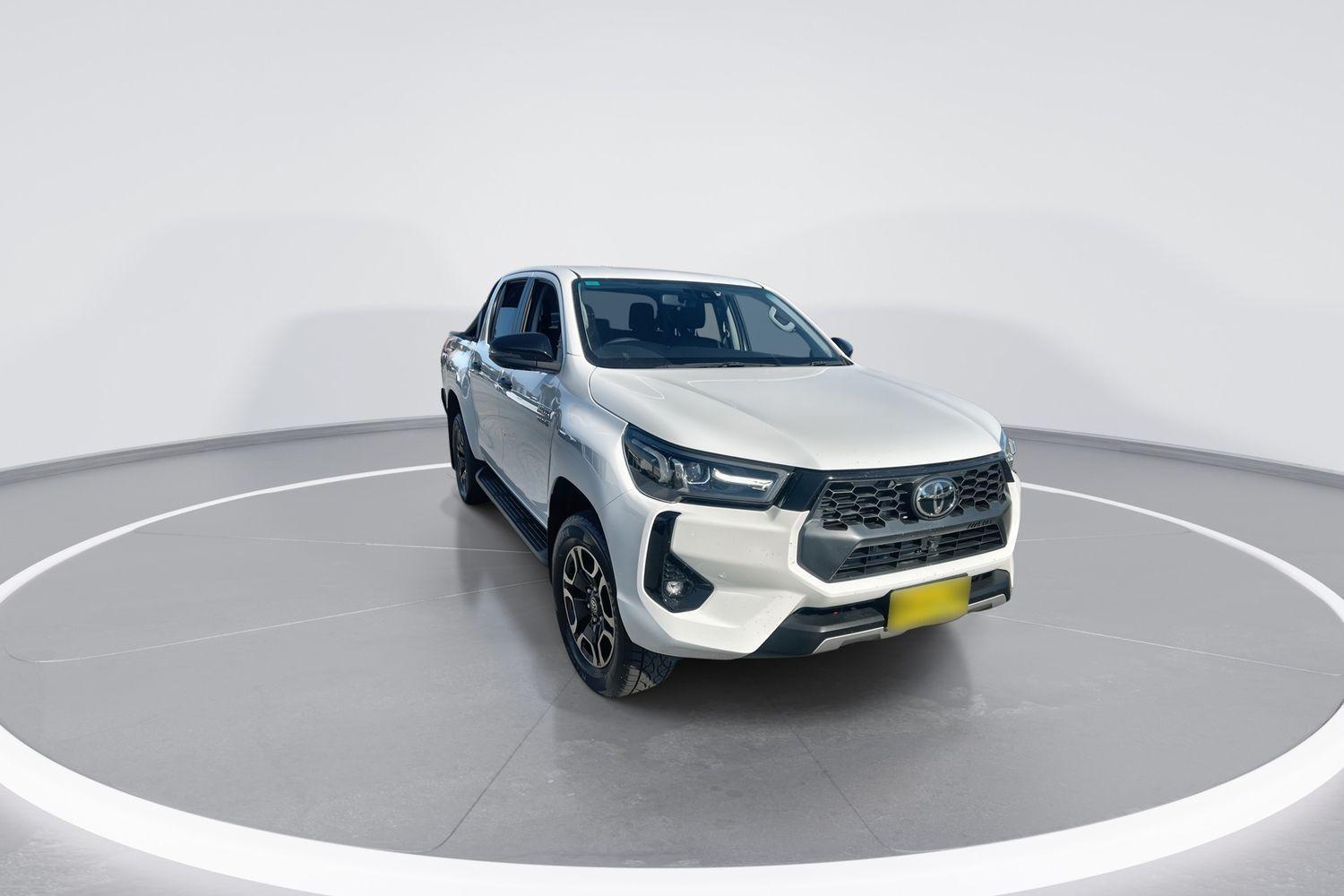 2025 Toyota Hilux SR5 in White