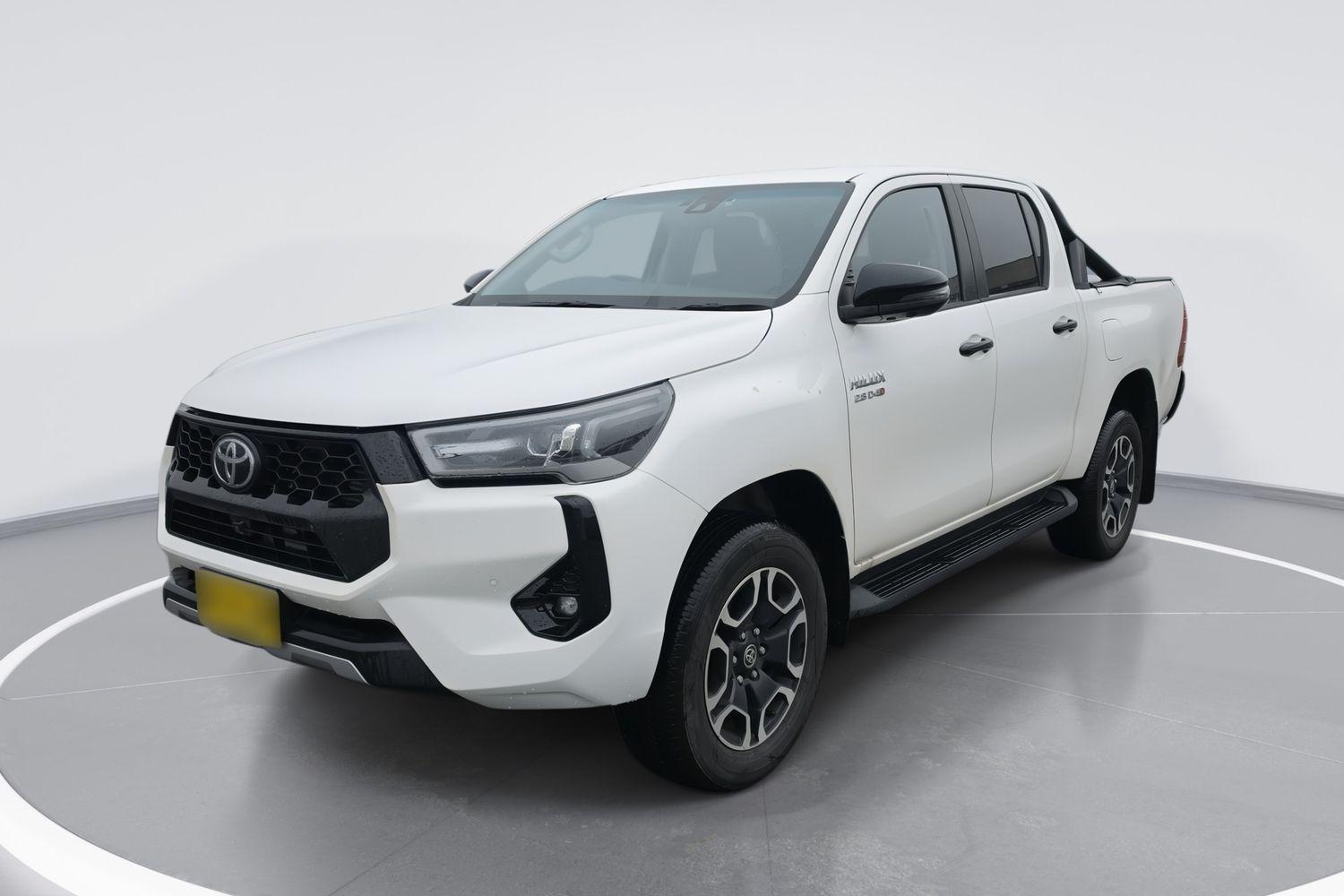2025 Toyota Hilux SR5 in White