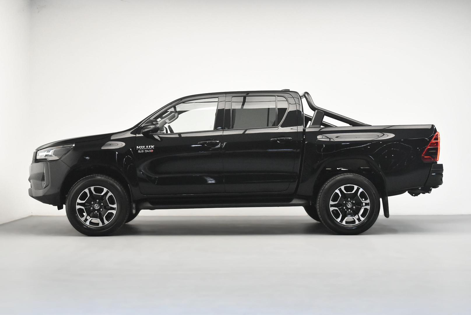 2025 Toyota Hilux SR5 in Black