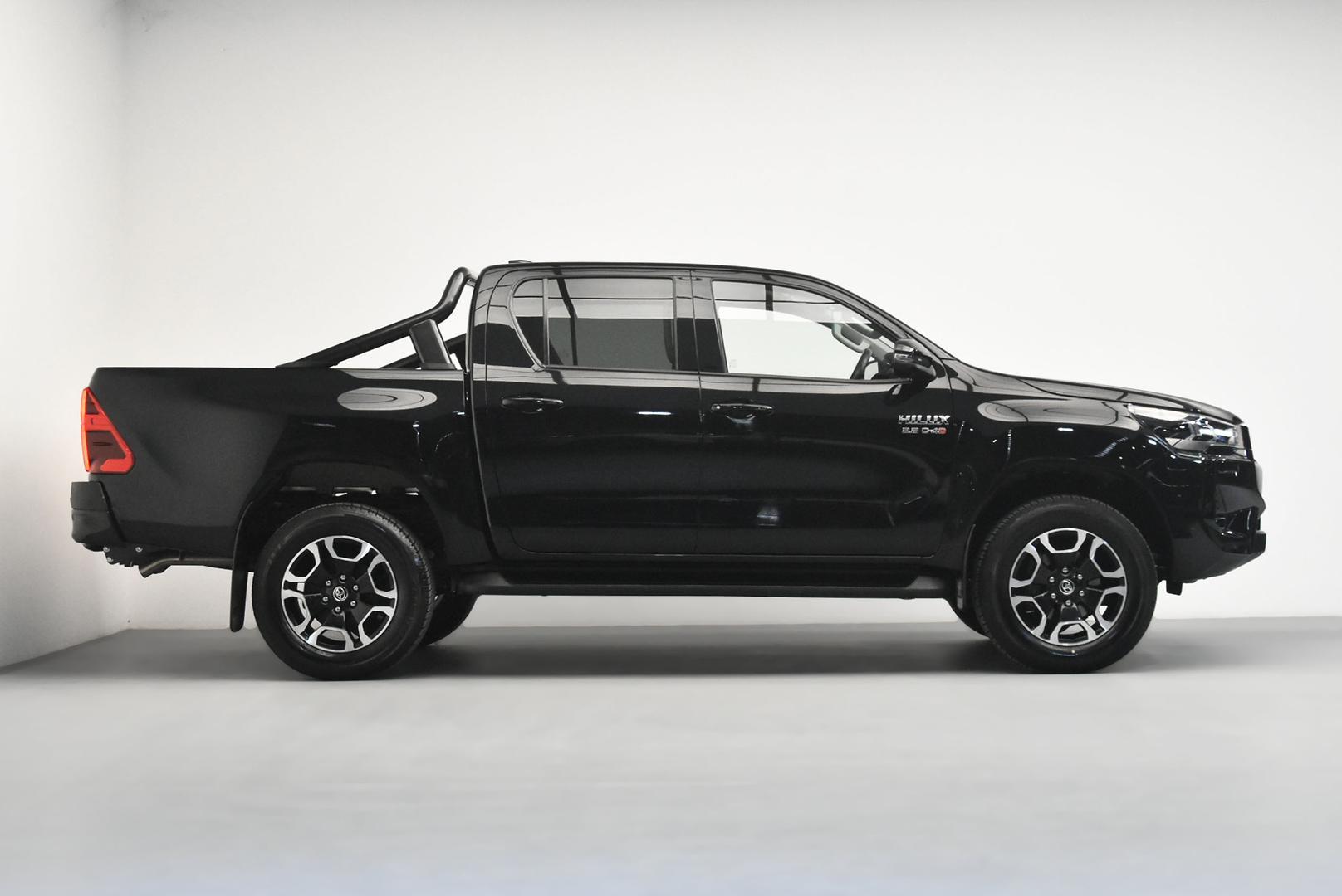 2025 Toyota Hilux SR5 in Black