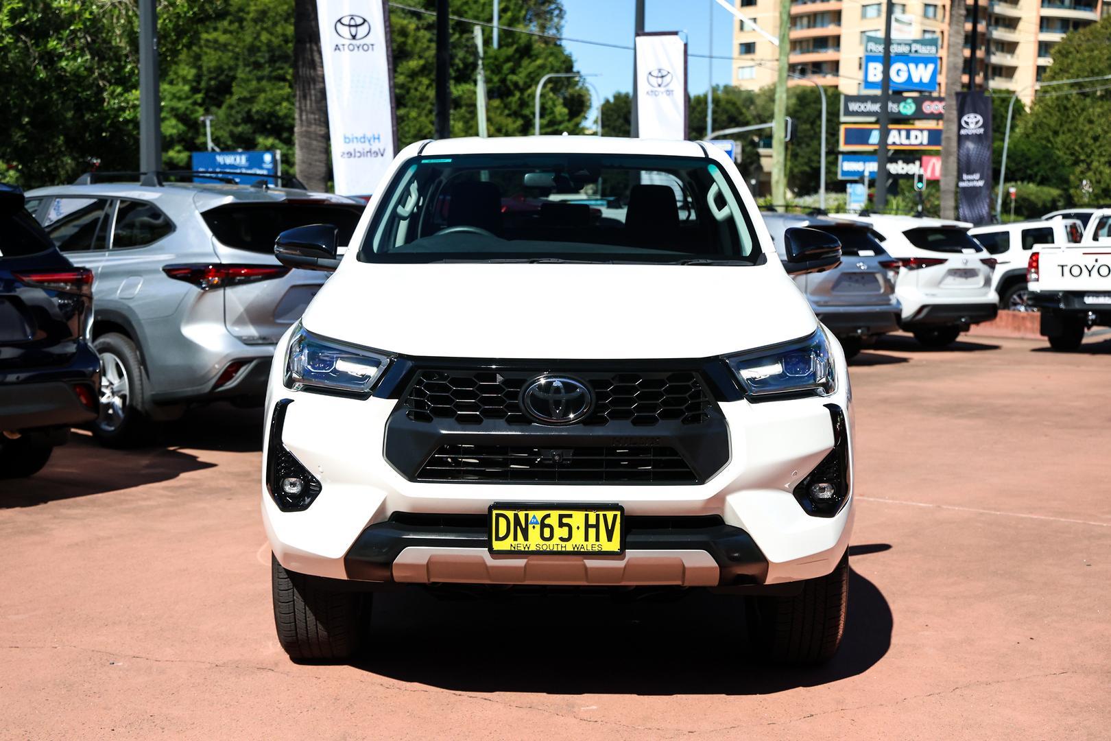 2025 Toyota Hilux SR5 in White