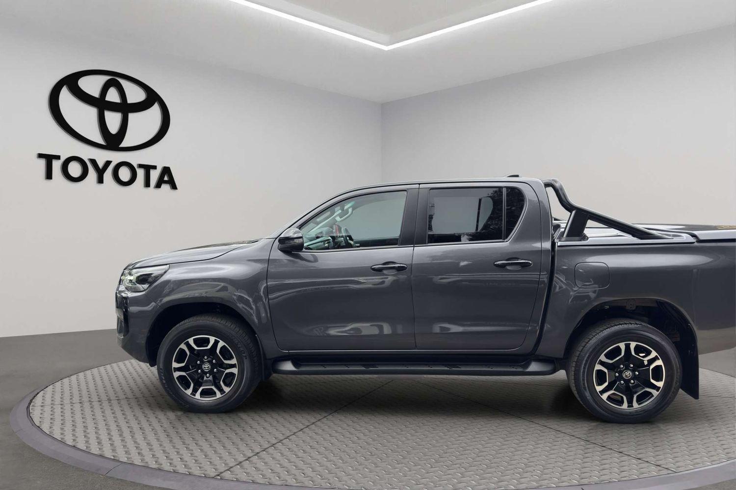 2024 Toyota Hilux SR5 in Silver