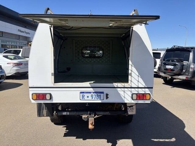 2011 Toyota Hilux SR5 in White