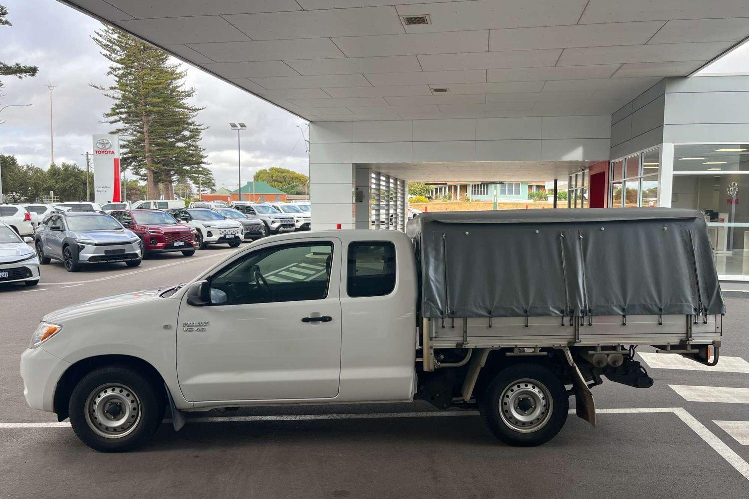 2007 Toyota Hilux SR in White