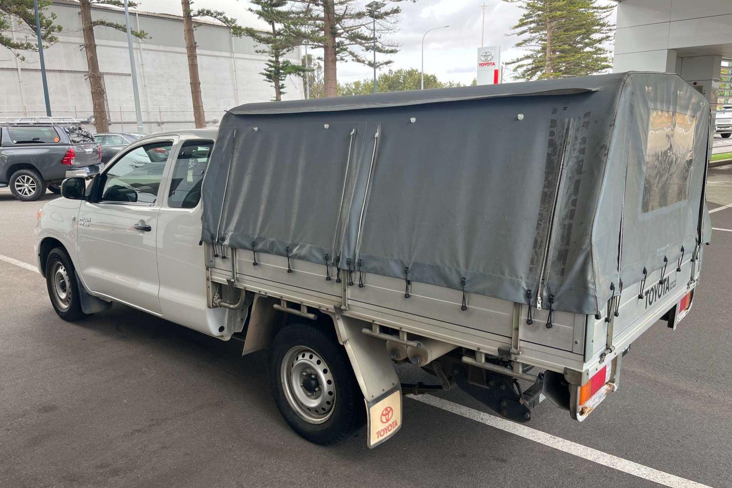 2007 Toyota Hilux SR in White