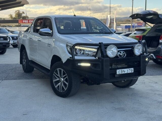 2019 Toyota Hilux SR5 in White