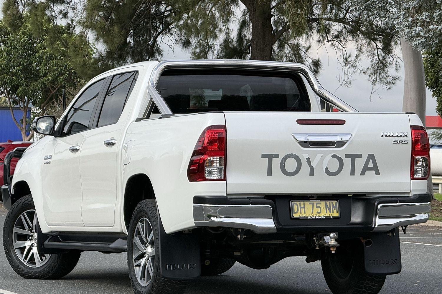 2020 Toyota Hilux SR5 in White