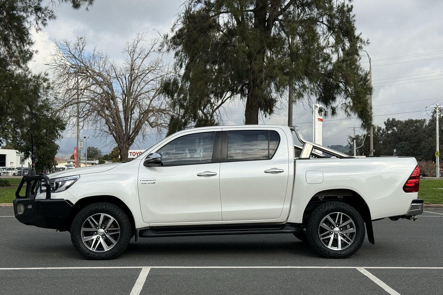 2020 Toyota Hilux SR5 in White