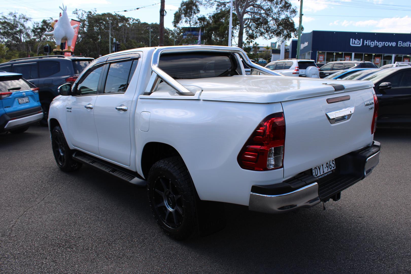 2018 Toyota Hilux SR5 in White