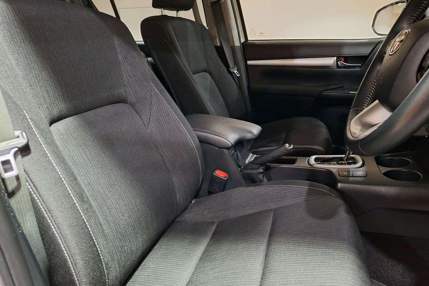 2019 Toyota Hilux SR5 in White