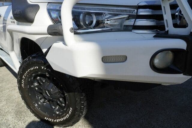 2015 Toyota Hilux SR5 in White