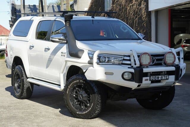 2015 Toyota Hilux SR5 in White