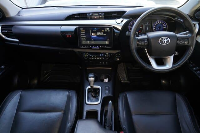 2015 Toyota Hilux SR5 in White