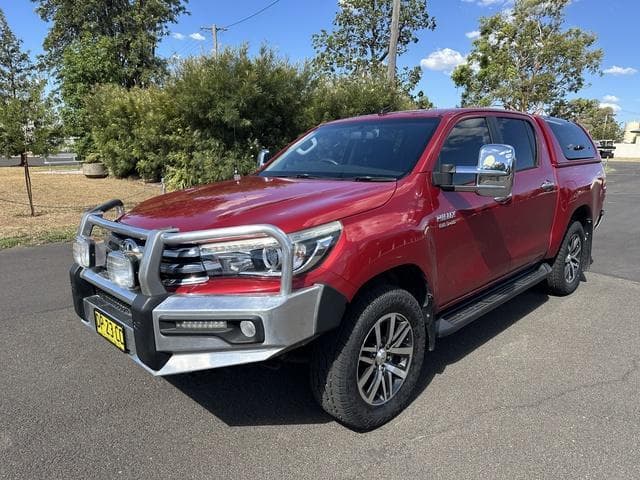 2015 Toyota Hilux SR5 in Red