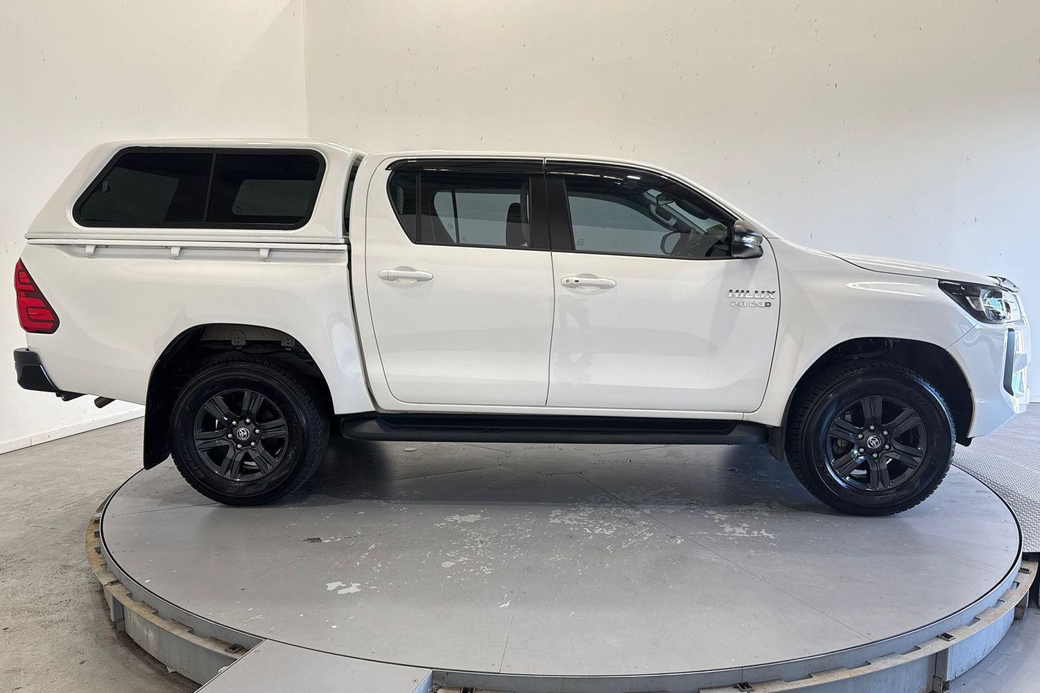 2025 Toyota Hilux SR in White