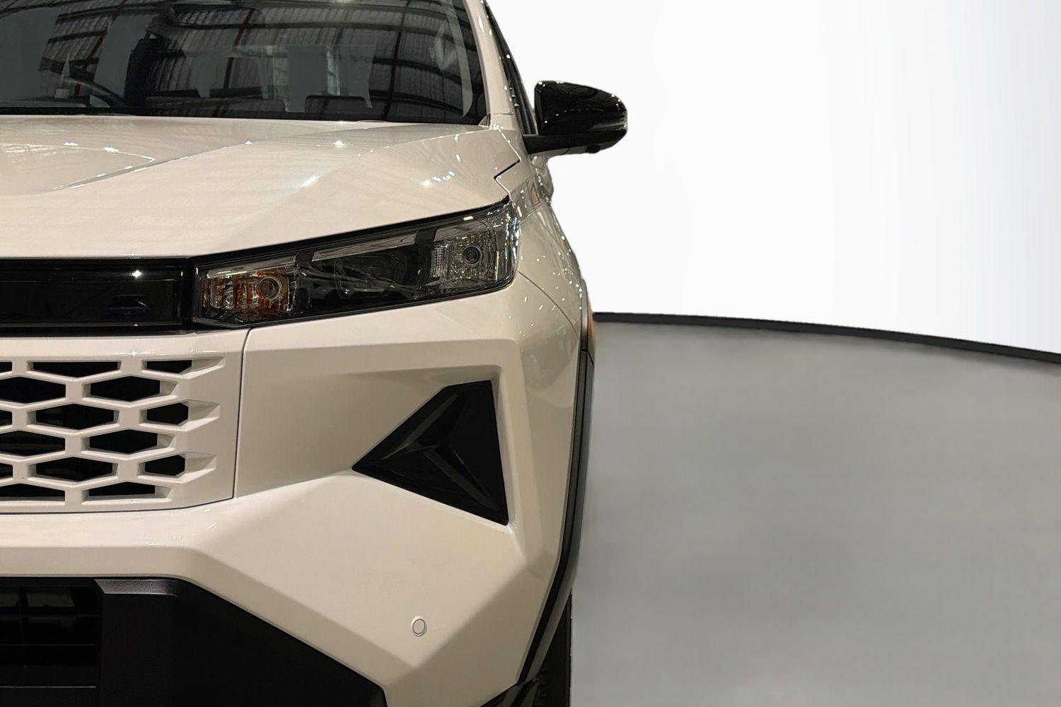 2025 Toyota Hilux SR in White