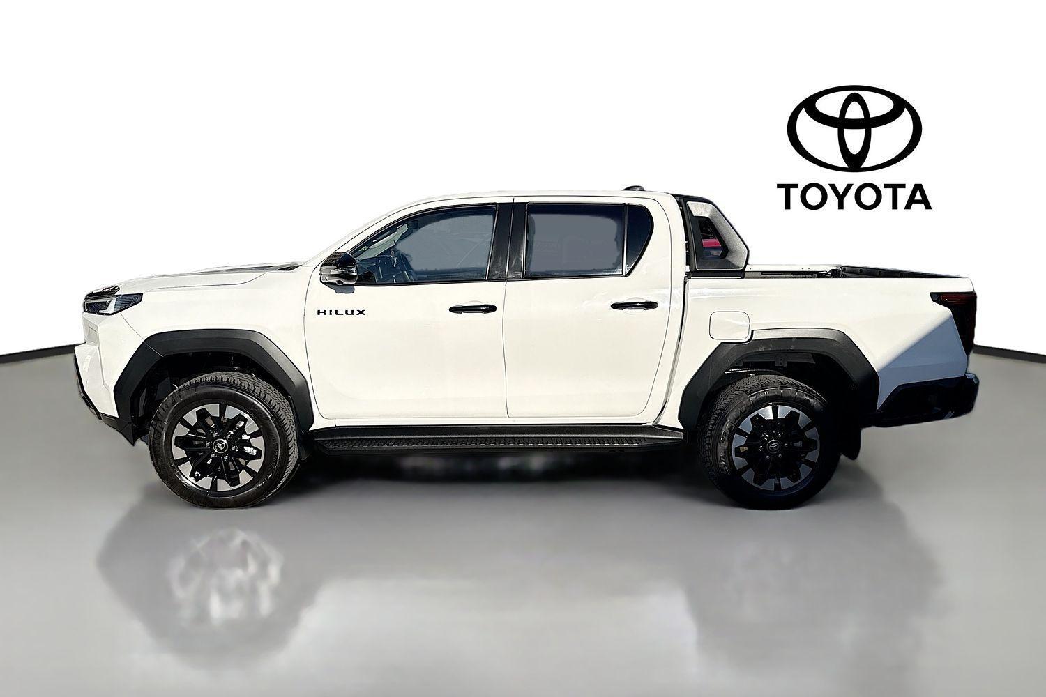 2025 Toyota Hilux SR5+ in White