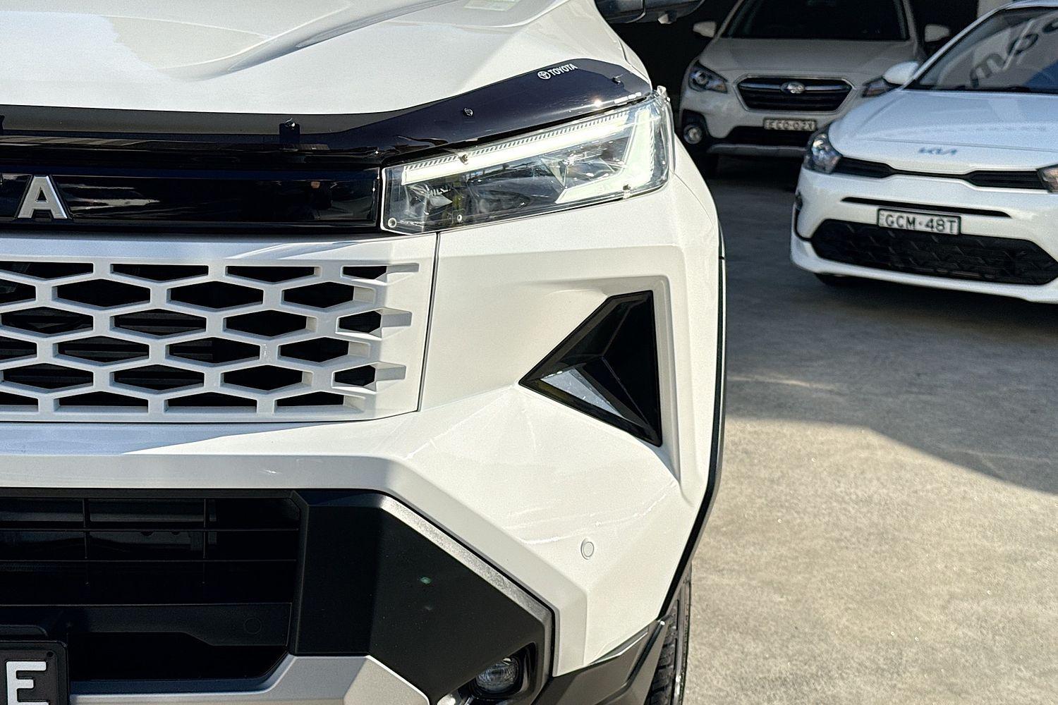 2025 Toyota Hilux SR5+ in White