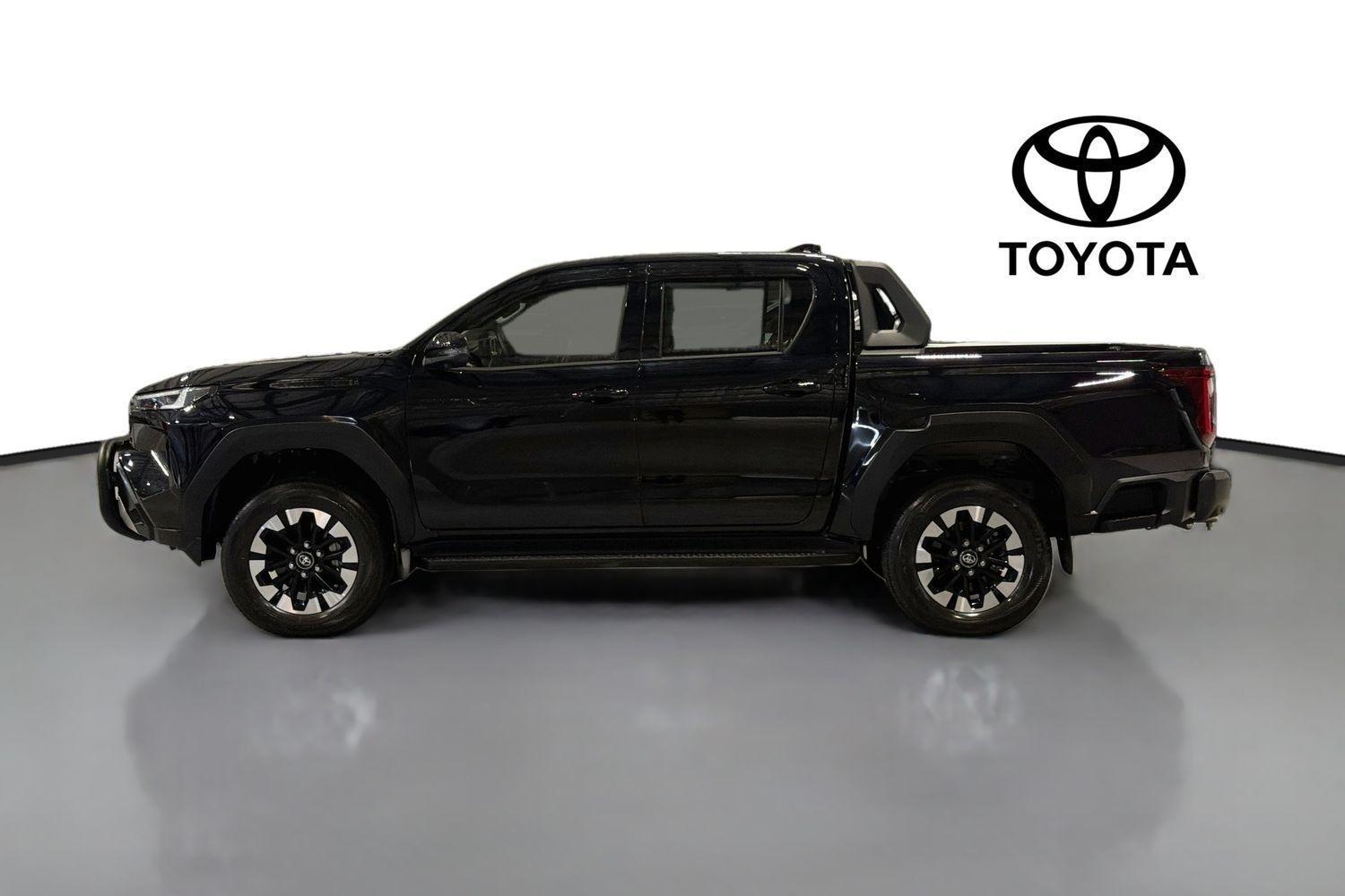 2025 Toyota Hilux SR5 in Black