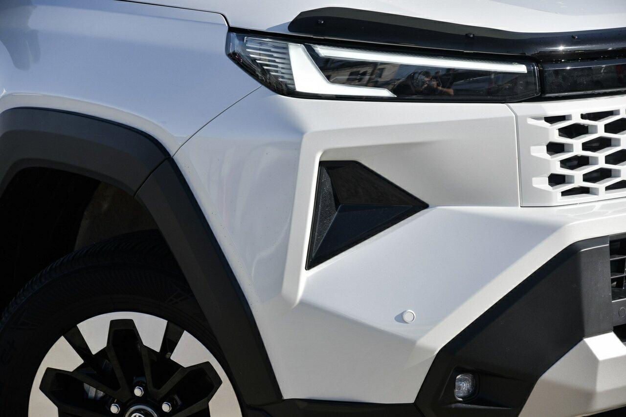 2025 Toyota Hilux SR5+ in White