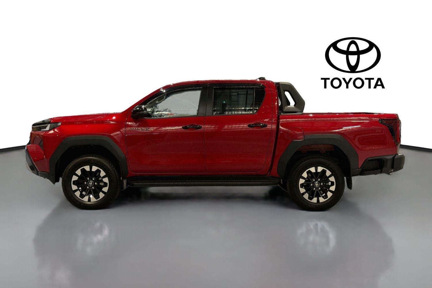 2025 Toyota Hilux SR5 in Red